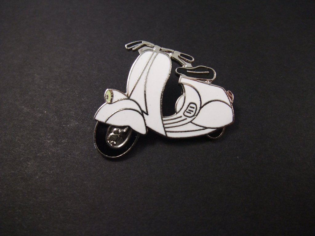 Vespa Italiaanse iconische scooter (witte kleur) emaille pin, Ophalen of Verzenden, Gebruikt, Overige onderwerpen