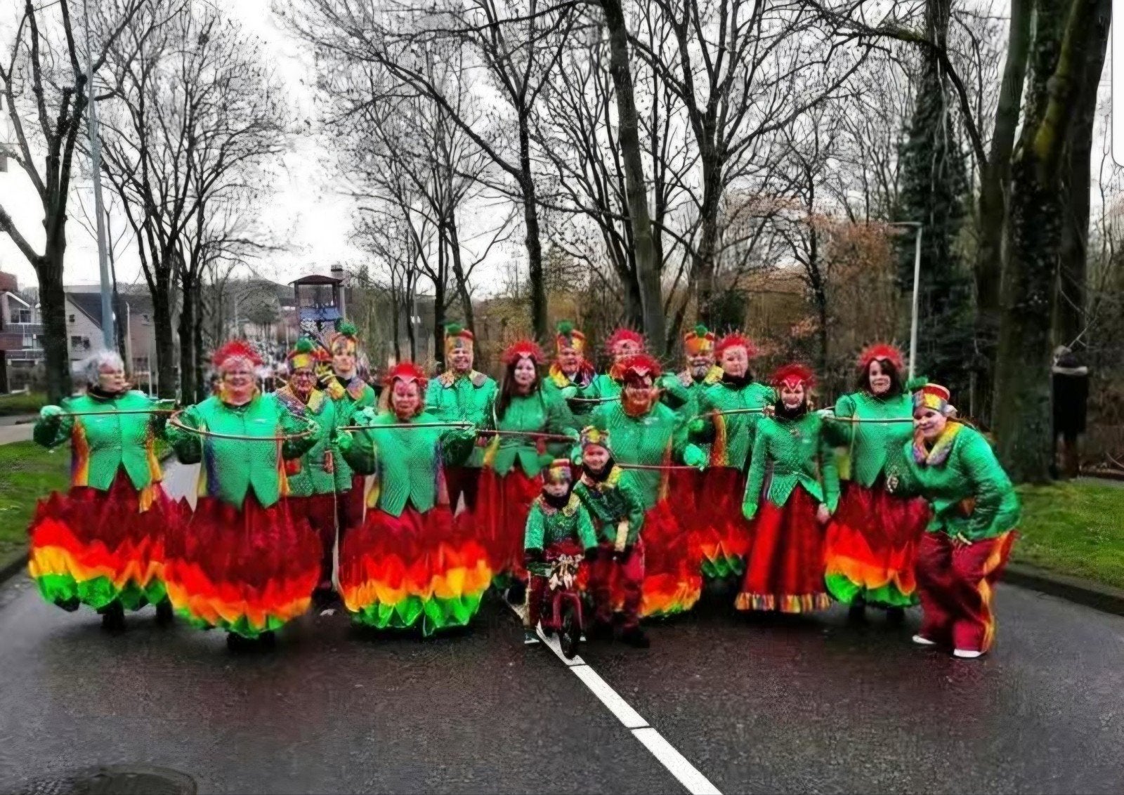 Carnavalsgroep 10 dames, 8 herenpakken en 2 kinderpakken, Carnaval, Maat 42/44 (L), Ophalen of Verzenden, Kleding