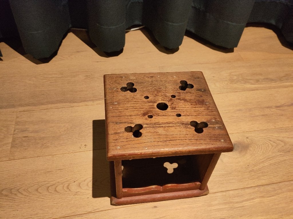 Decoratieve Houten Stoof met Klaverbladmotief, Antiek en Kunst, Antiek | Woonaccessoires, Ophalen of Verzenden