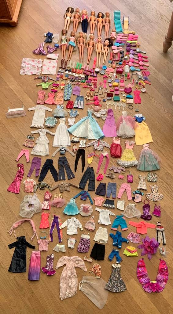 Barbies 13 stuks met kleding en accessoires, Ophalen of Verzenden, Zo goed als nieuw, Barbie