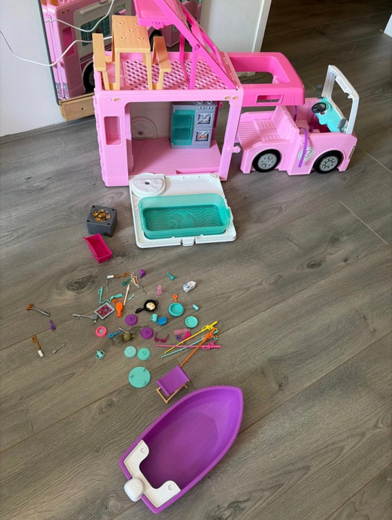 Barbie camper van Mattel, Ophalen of Verzenden, Zo goed als nieuw, Toebehoren
