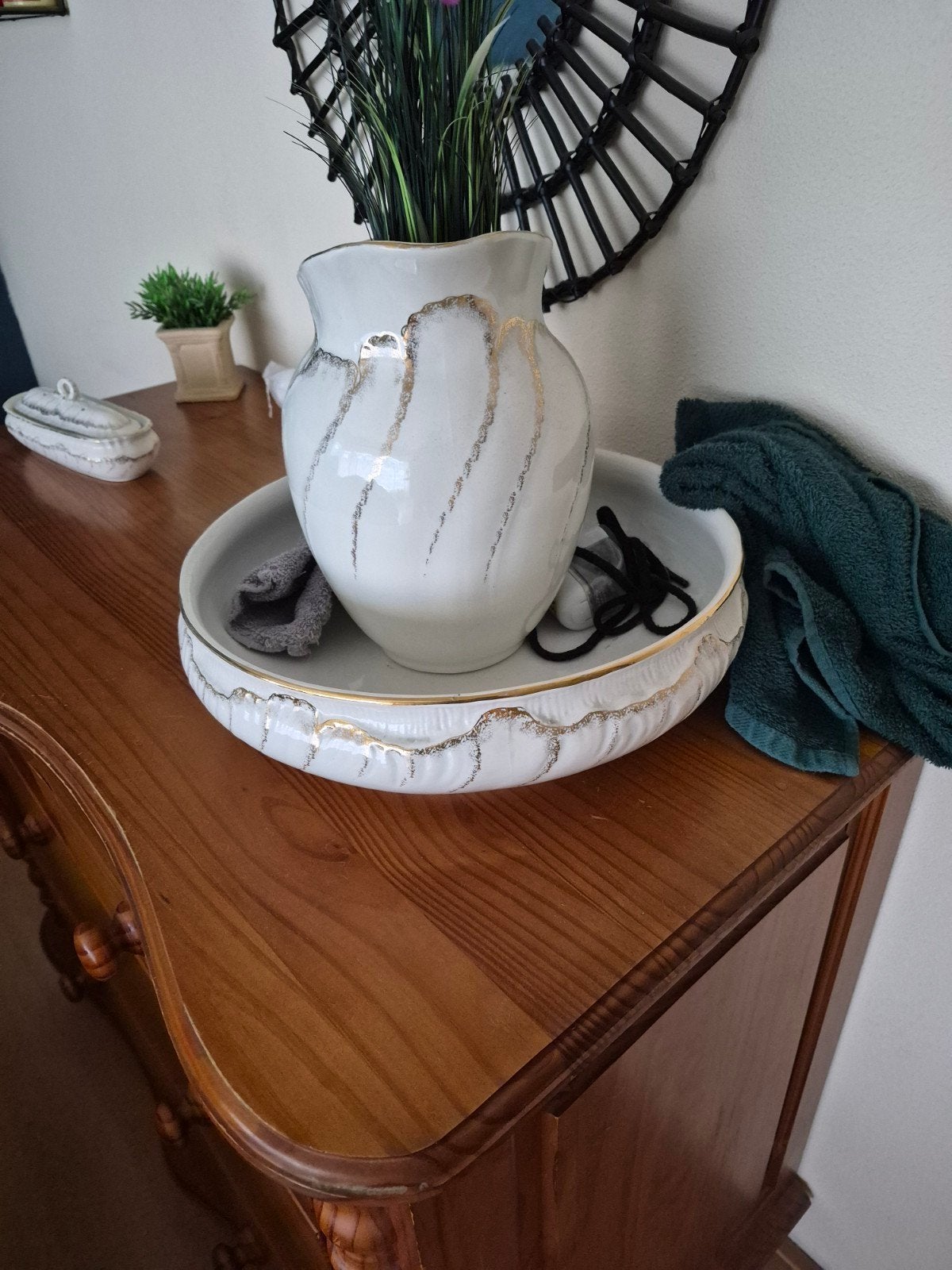 Vintage wit keramiek waskom en kan met gouden accenten, Ophalen