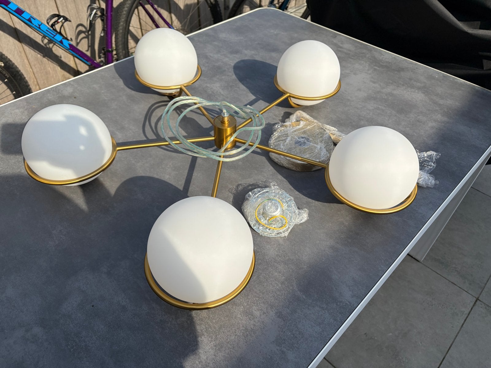 Moderne Gouden Plafondlamp met Melkglas Bollen, Ophalen, Overige fittingen, Zo goed als nieuw, Metaal