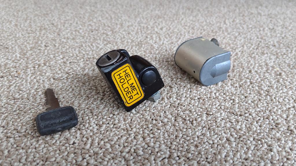 Originele helmetholder en stuurslot Honda C50, CD50, SS50, Fietsen en Brommers, Verzenden, Gebruikt, Frame, Overige merken