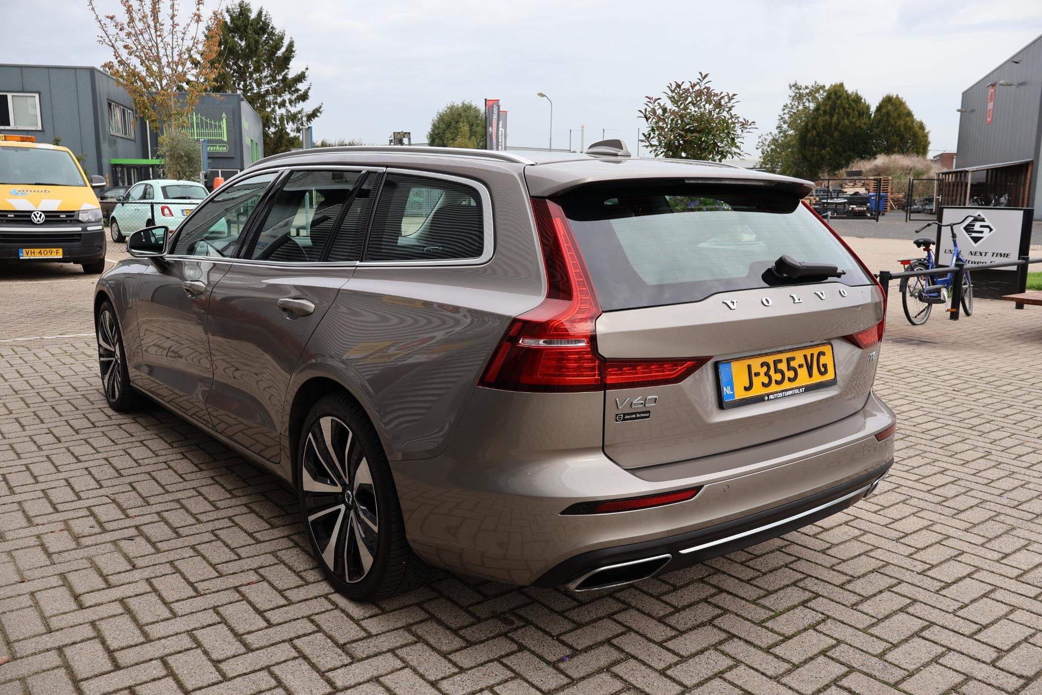 Volvo V60 2.0 T8 Recharge Business Pro 1e Eigenaar | NL-Auto, Gebruikt, Euro 6, 4 cilinders, Hybride Elektrisch/Benzine