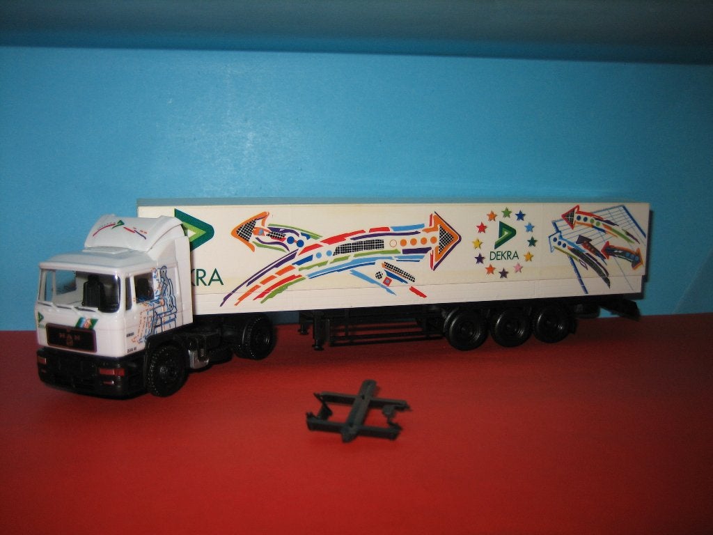 Dekra  MAN met oplegger  en pijlen   Herpa, Ophalen of Verzenden, Zo goed als nieuw, Bus of Vrachtwagen, Herpa