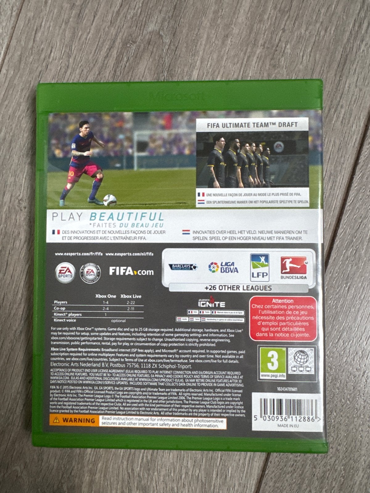 Foto 2 van FIFA 16 Xbox One - Voetbalgame met Messi op cover