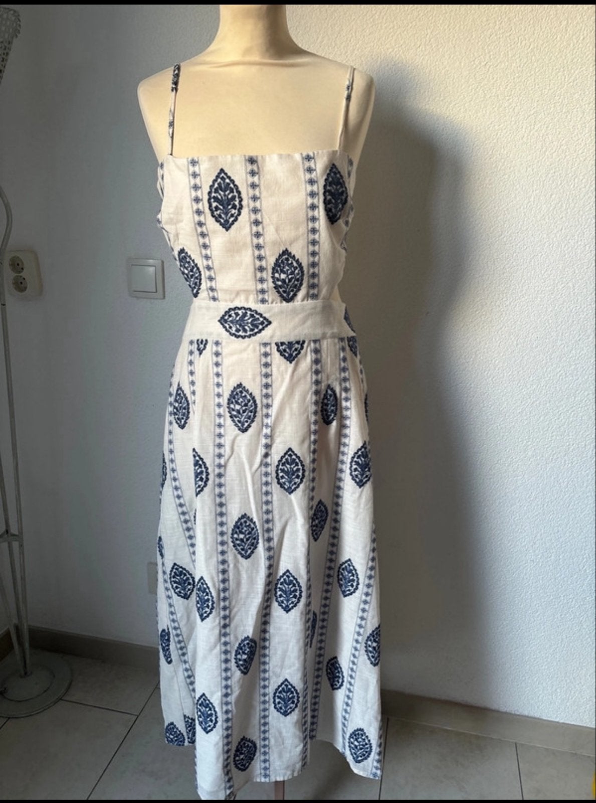 Zara jurk met blauw borduursel en cut-outs, Maat 38/40 (M), Wit, Nieuw, Ophalen of Verzenden