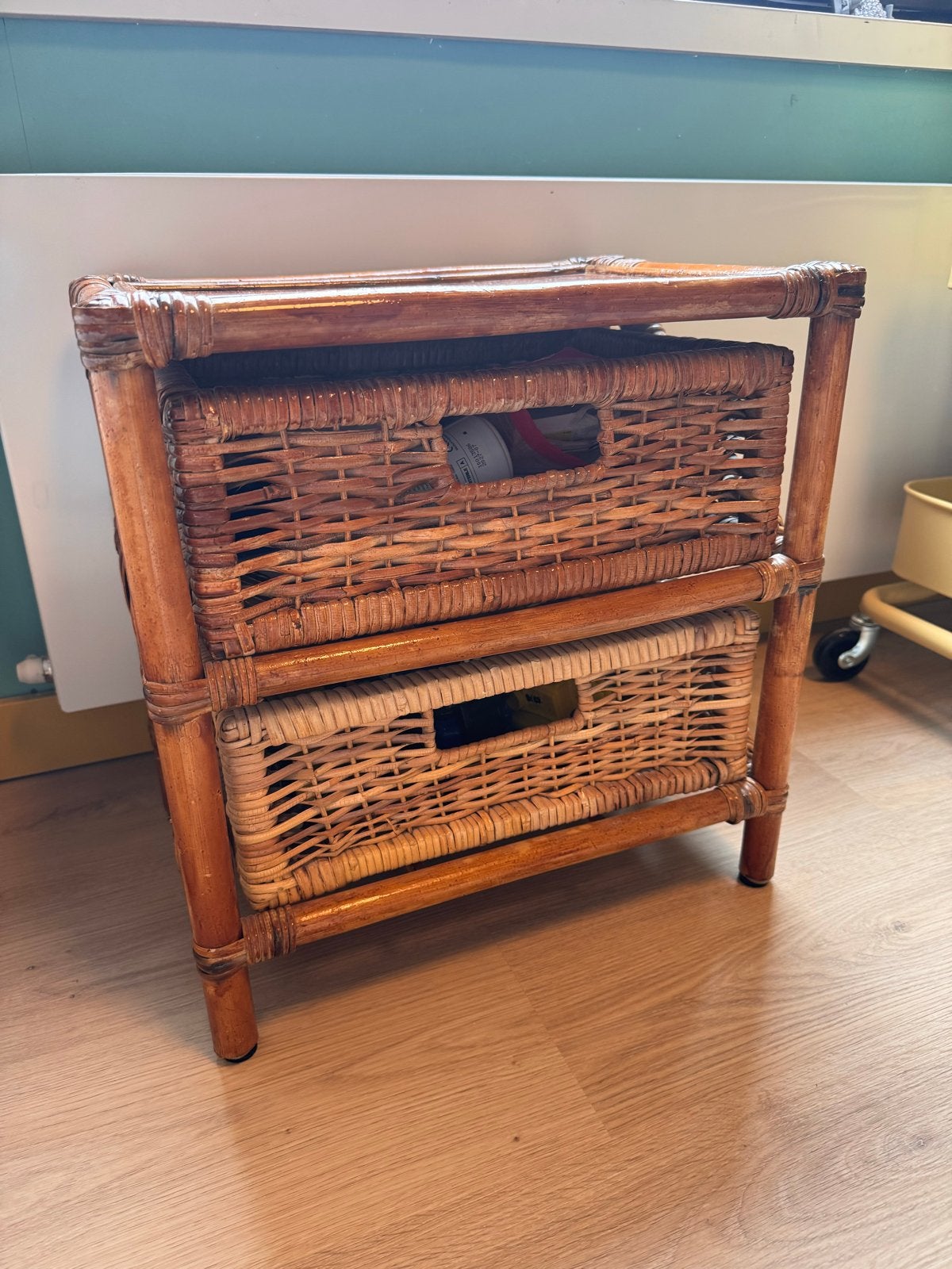 Vintage bamboe nachtkastje met rieten manden, Ophalen, Minder dan 50 cm, Gebruikt, 1 of 2 laden