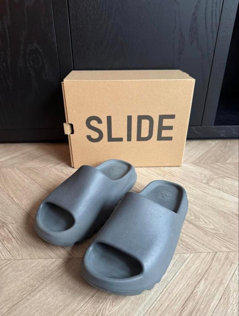 Yeezy Slides Grijs Maat 42 - Zo goed als nieuw, Ophalen of Verzenden, Zo goed als nieuw, Grijs, Slippers