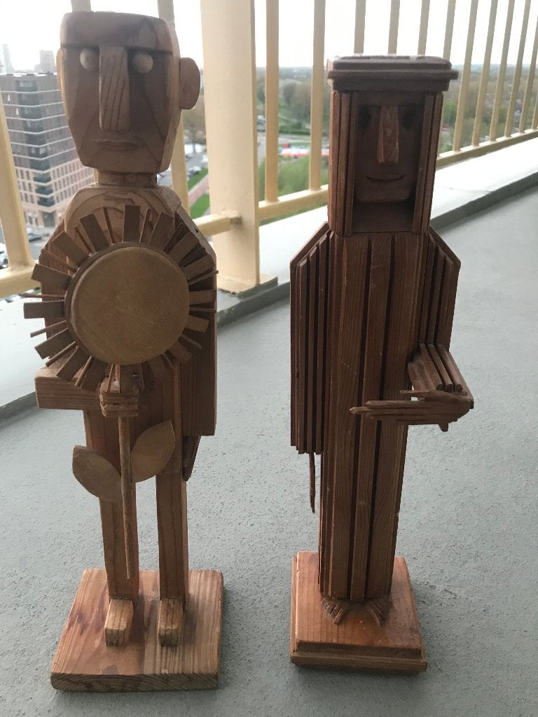2 houten beelden sculptuur1982, Groep mensen, Ophalen of Verzenden, 20 - 50 cm, Beeld