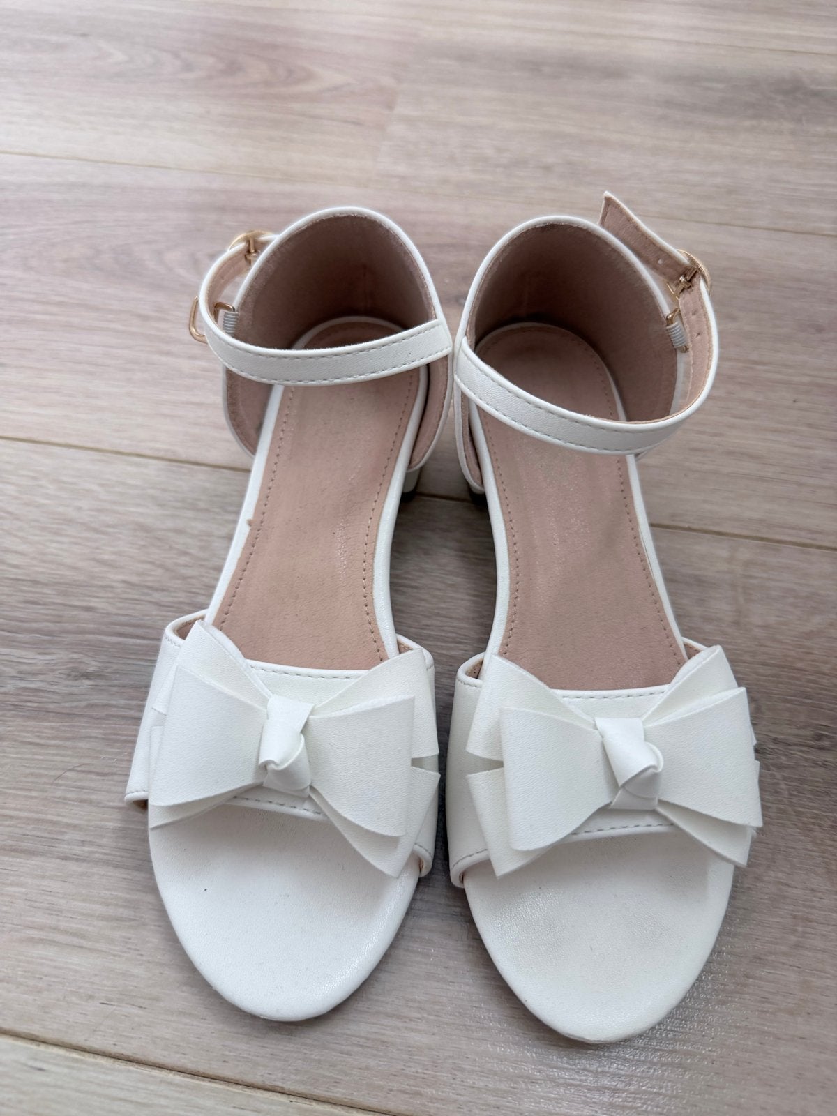 Witte sandalen met strikjes - Maat 34, Ophalen of Verzenden, Zo goed als nieuw, Meisje, Schoenen