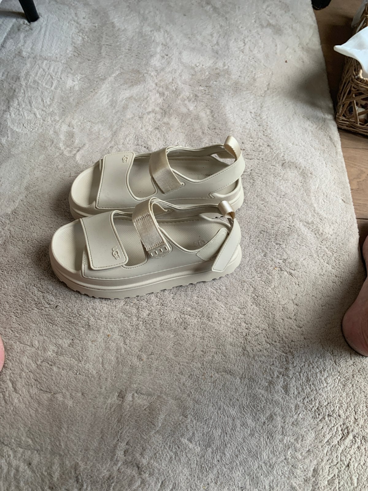 Uggs sandalen maat 41 - 1x gedragen, Ophalen of Verzenden, Zo goed als nieuw, Beige, Sandalen of Muiltjes