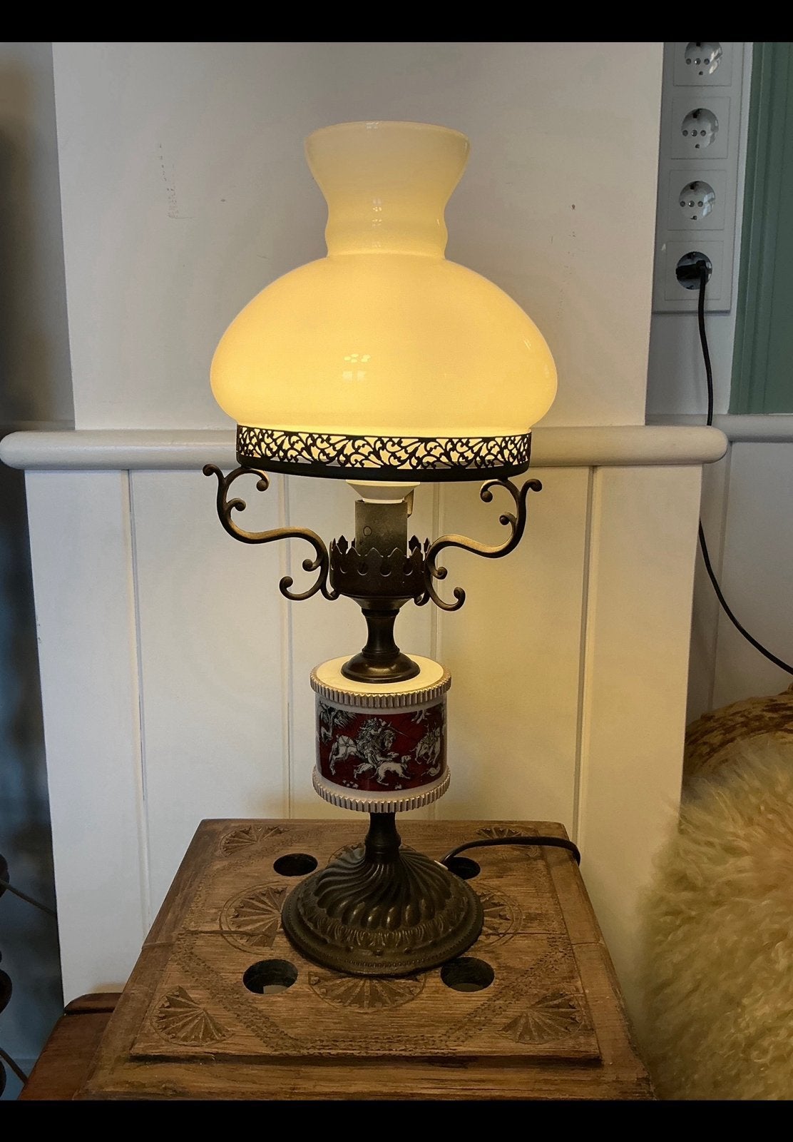 Olielampje + stekker. Jachttafereel. Witte kap, opaline glas, Ophalen of Verzenden, Geel, Met stekker, Glas