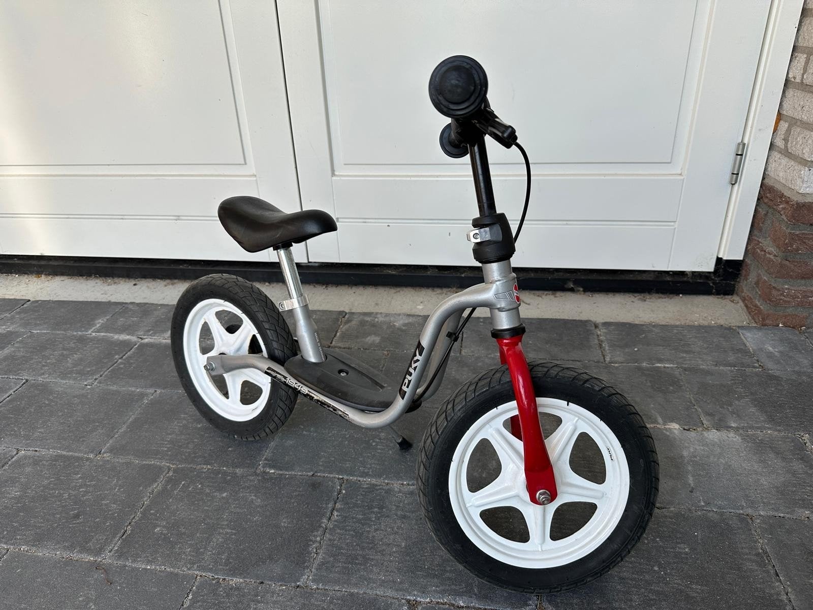 Puky loopfiets, zilver met rode voorvork, Kinderen en Baby's, Speelgoed | Buiten | Voertuigen en Loopfietsen, Gebruikt, Loopfiets