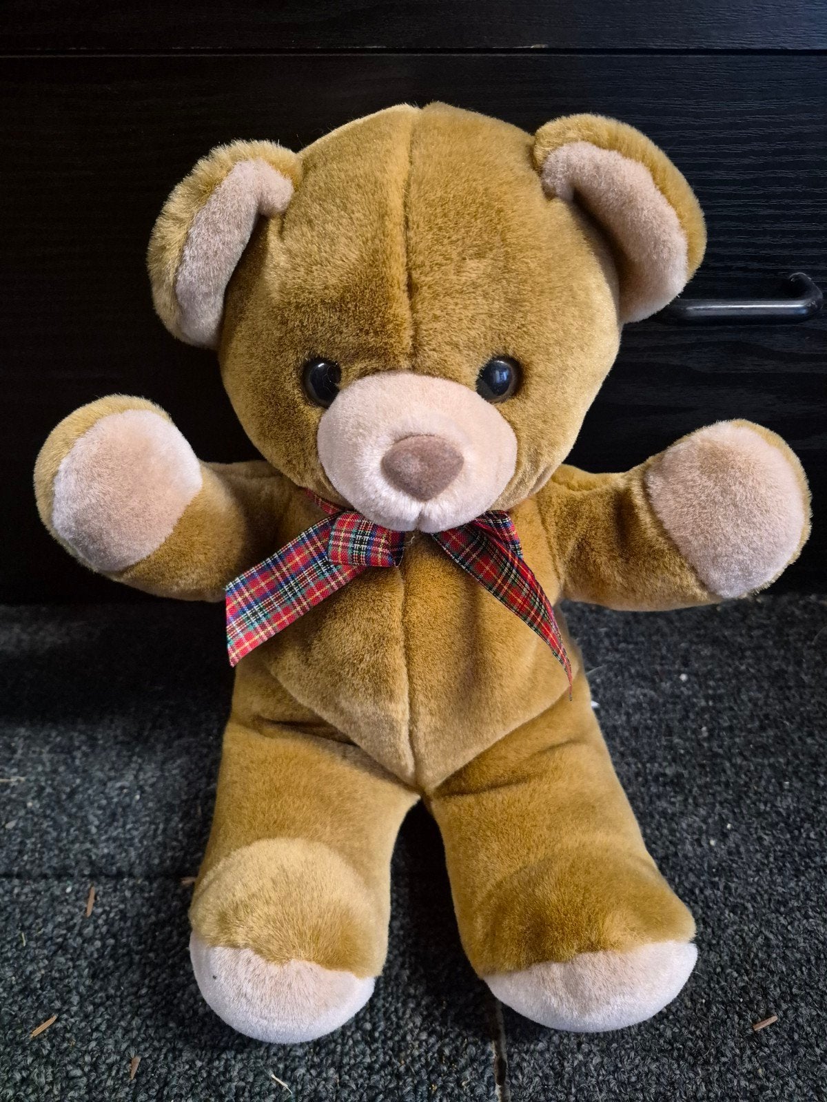 Knuffelbeer Tiamo - Zo goed als nieuw, Ophalen, Beer, Zo goed als nieuw, Met kleding of accessoire