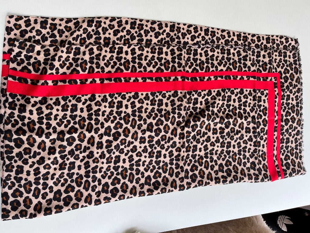 tijgerprint shawl met rode bies soepel, Ophalen of Verzenden, Nieuw, Maat 46/48 (XL) of groter, Sjaal