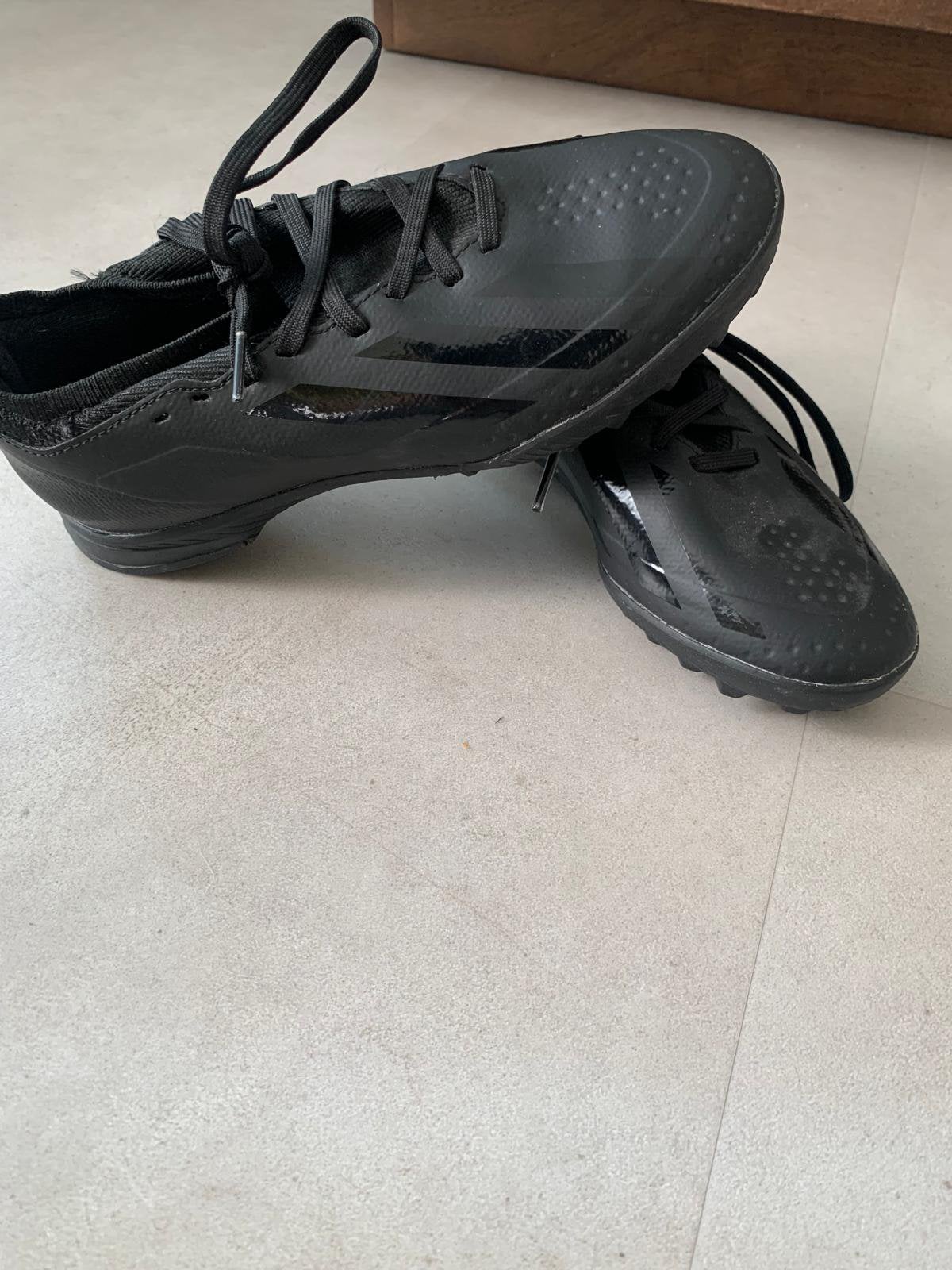 Turf voetbalschoenen Adidas crazyfast. Maat 35,5. ZGAN, Ophalen, Zo goed als nieuw, Sportschoenen, Zwart