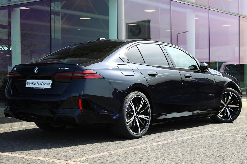 BMW i5 xDrive40 M Sport / Trekhaak / Adaptief onderstel prof, Auto's, BMW, Zwart, 394 pk, Zwart, Vierwielaandrijving