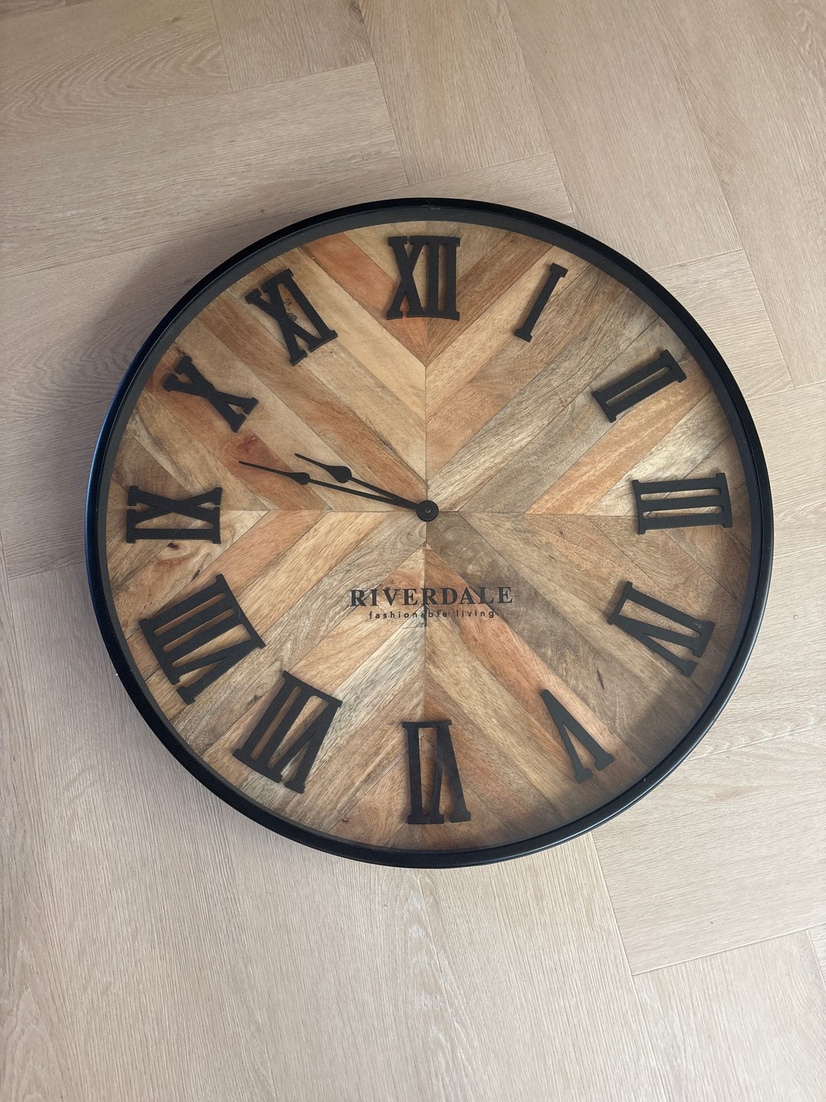 Riverdale visgraat klok 60 cm, Wandklok, Bruin, Analoog, Ophalen of Verzenden