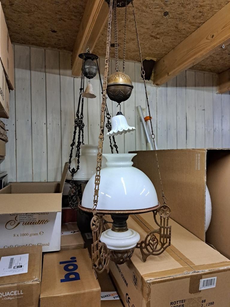 Antieke hanglamp met melkglas kap, Ophalen