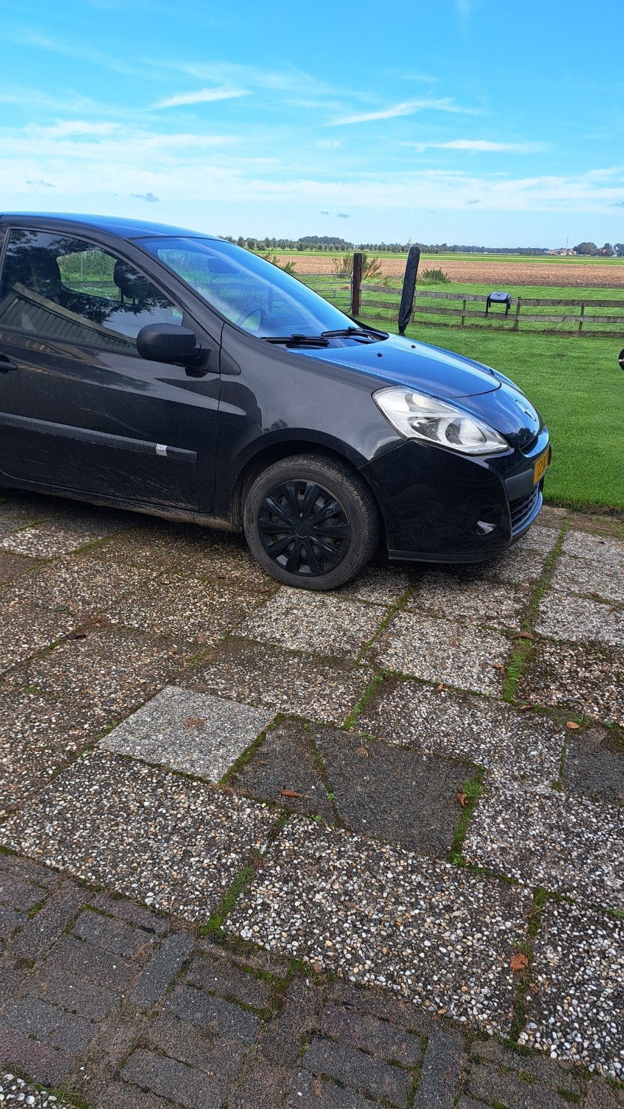 Foto 4 van Renault Clio 1.2 16V 75 pk 3D 2009 Zwart