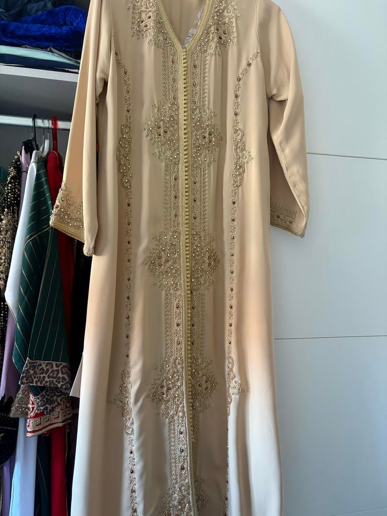 Mooie beige caftan met gouden accenten, Kleding | Dames, Jurken, Ophalen of Verzenden, Zo goed als nieuw, Beige