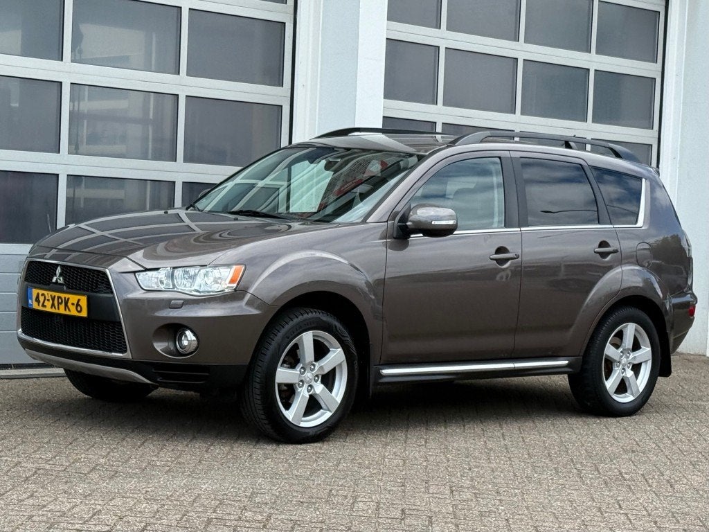 Mitsubishi OUTLANDER 2.0 Edition One 147PK Xenon Clima Cruis, Auto's, Mitsubishi, 4 cilinders, Bruin, Origineel Nederlands, Handgeschakeld