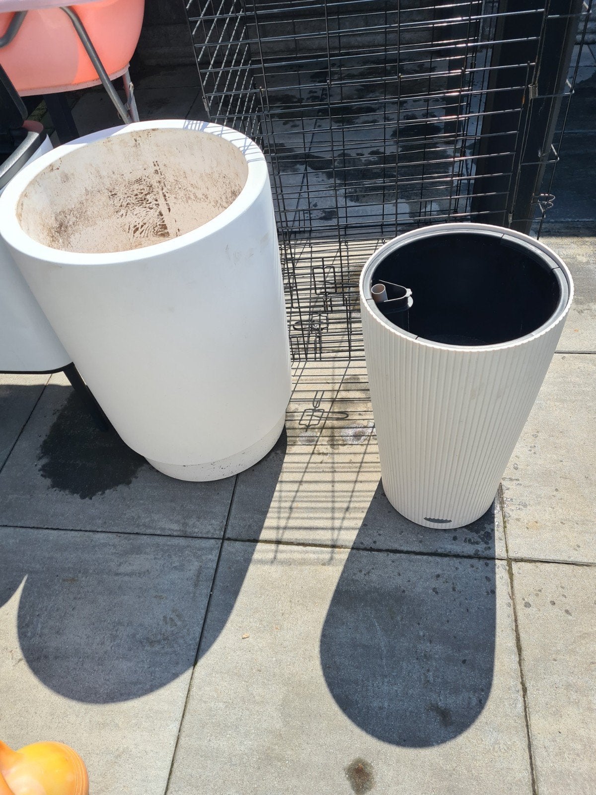 Twee Grote Witte Bloempotten voor Buiten, Tuin en Terras, Bloempotten, Ophalen