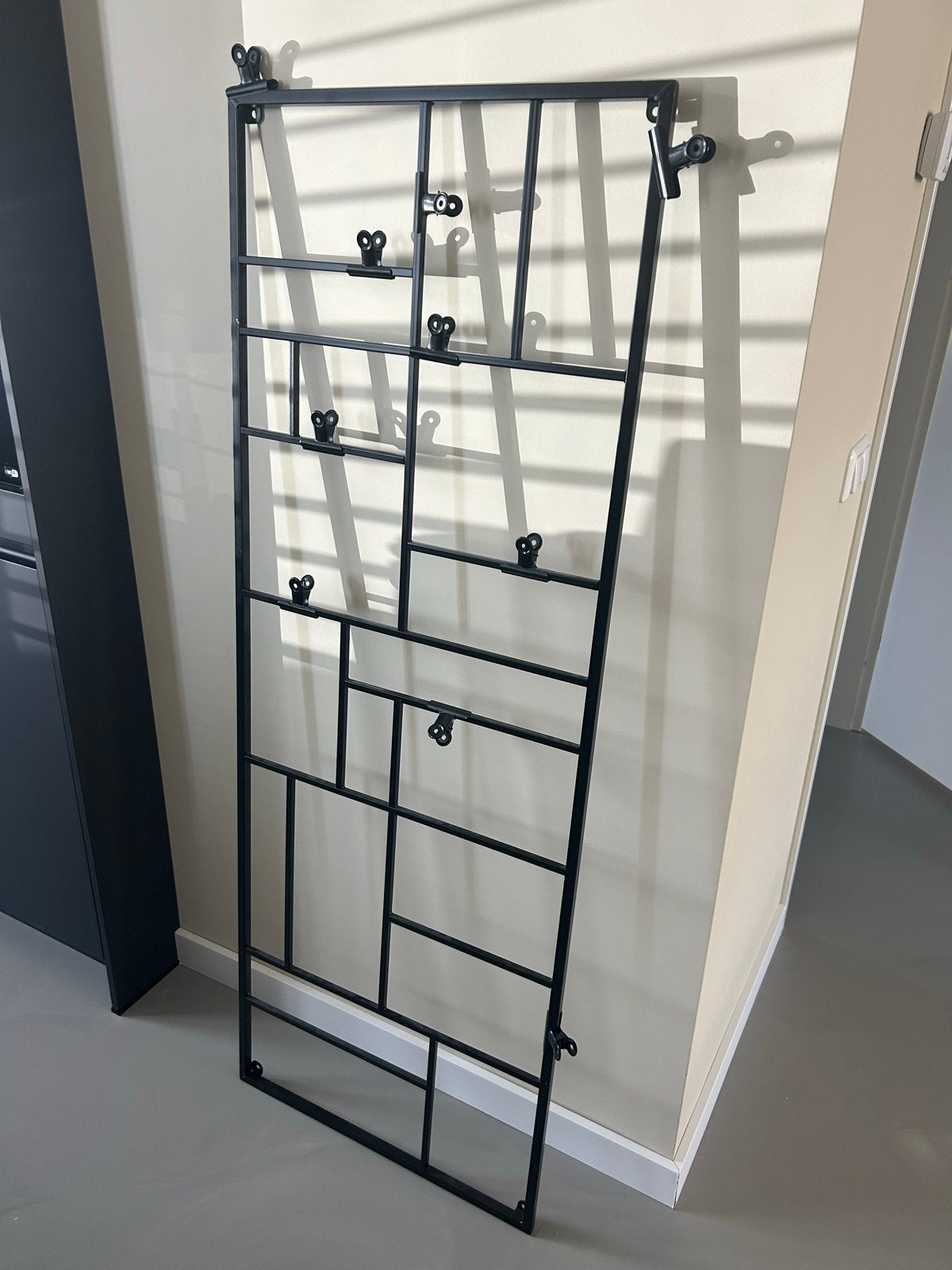 Zwart metalen wandrek / fotorek met clips, Huis en Inrichting, Woonaccessoires | Wanddecoraties, Ophalen, Metaal, Industrieel
