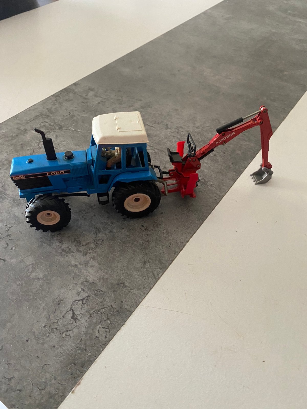 Siku ford 8830 met graafmachine achter de trekker, Ophalen of Verzenden, Zo goed als nieuw