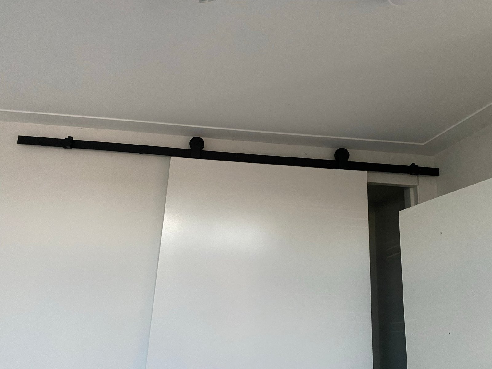 Witte schuifdeur met zwart railsysteem, Ophalen, Gebruikt, 80 tot 100 cm, 215 cm of meer