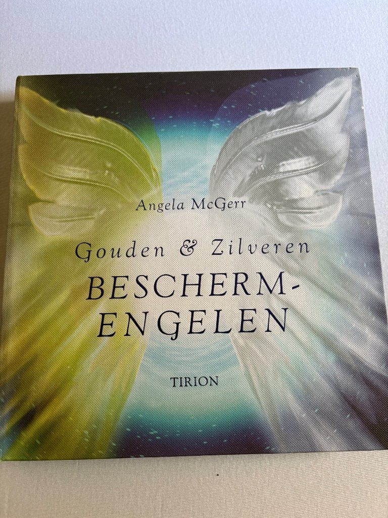 Goeden en zilveren beschermengelen kaarten boek Angela McGe, Ophalen of Verzenden, Zo goed als nieuw, Tarot of Kaarten leggen