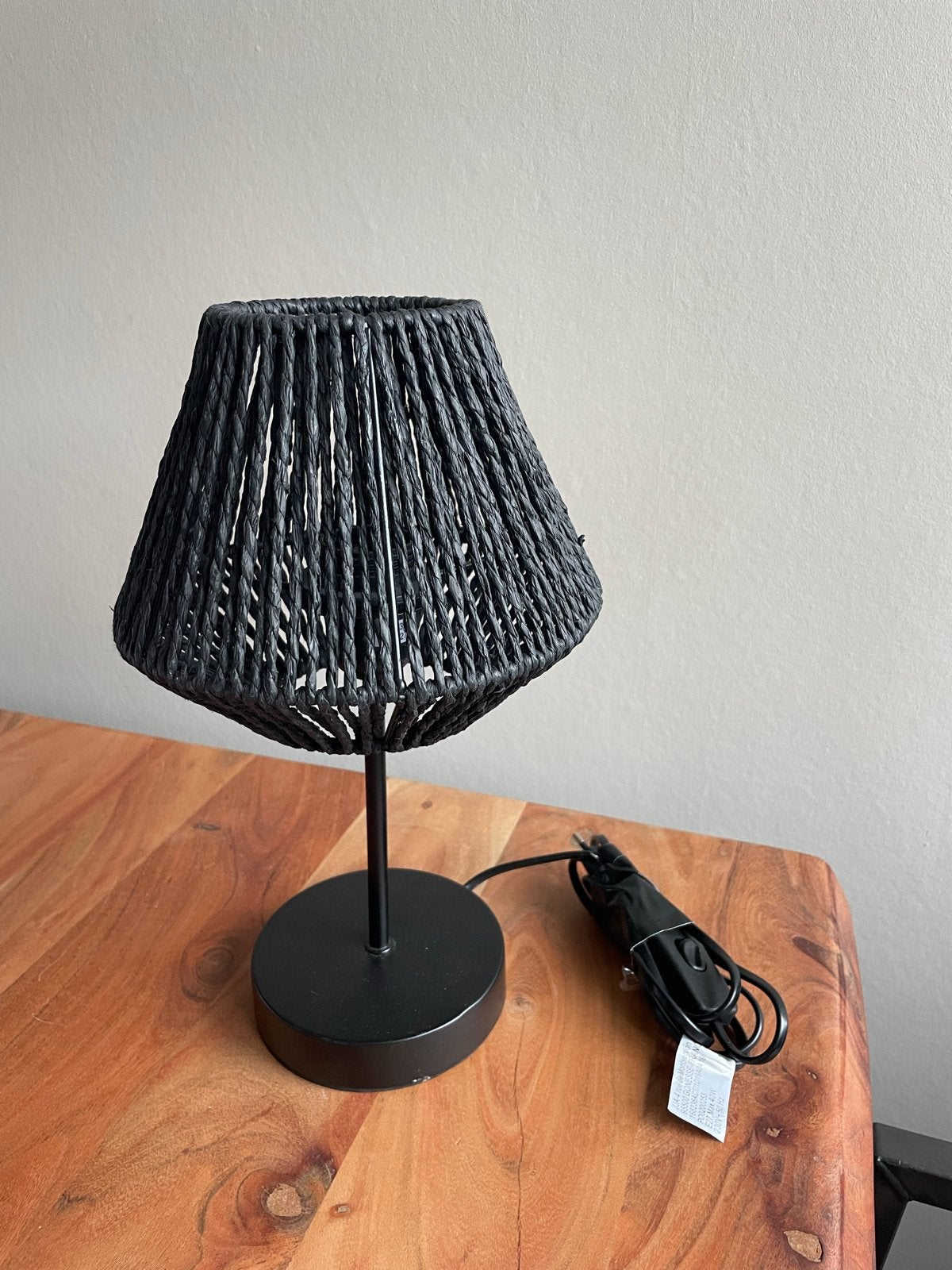 Zwarte tafellamp met rotan kap, 30 cm hoog, Met schakelaar, Ophalen of Verzenden, Zo goed als nieuw, Zwart