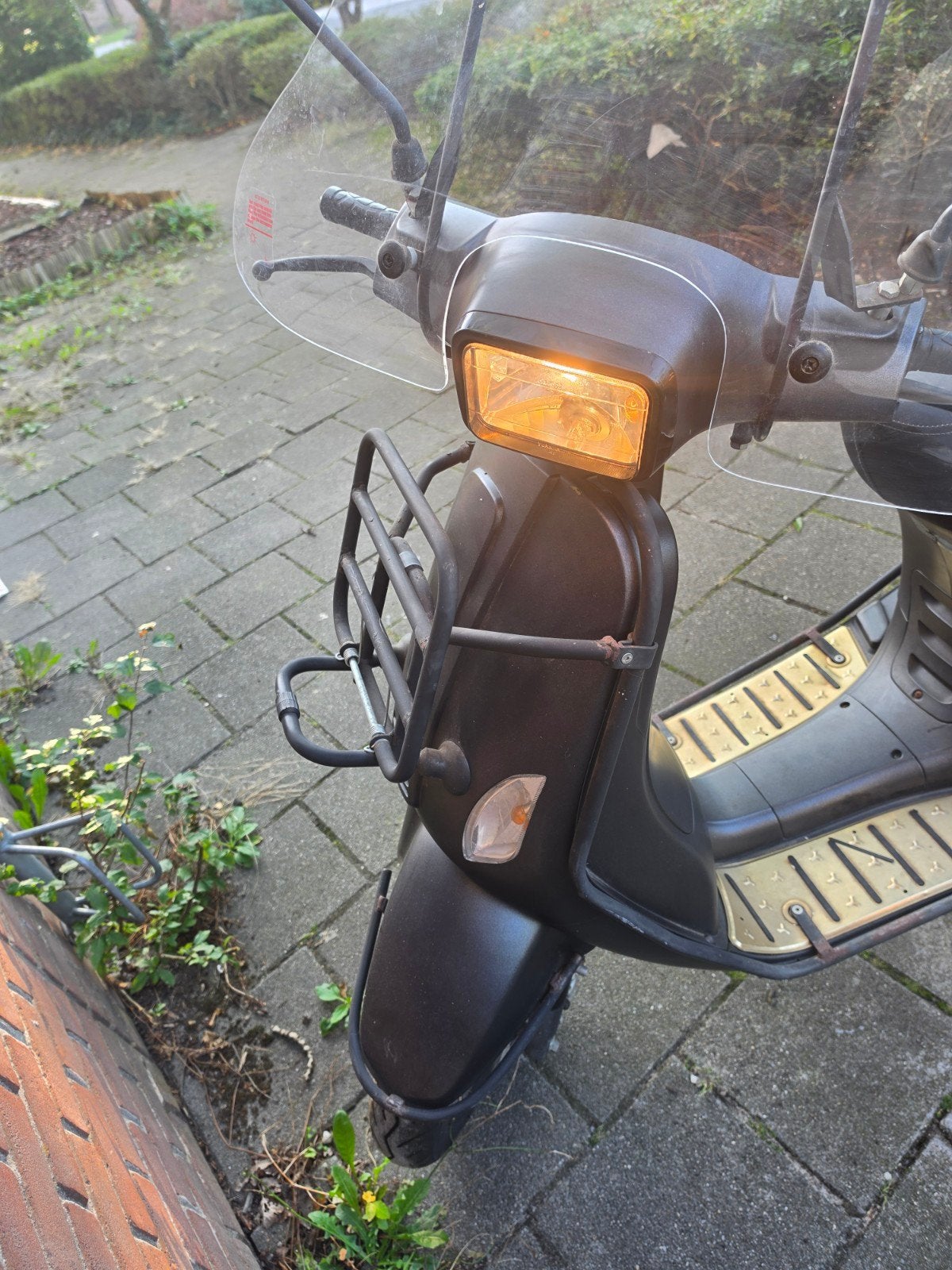 Te koop aangeboden: nette scooter uit 2017., Fietsen en Brommers, Gebruikt, Benzine, Ophalen, Overige merken