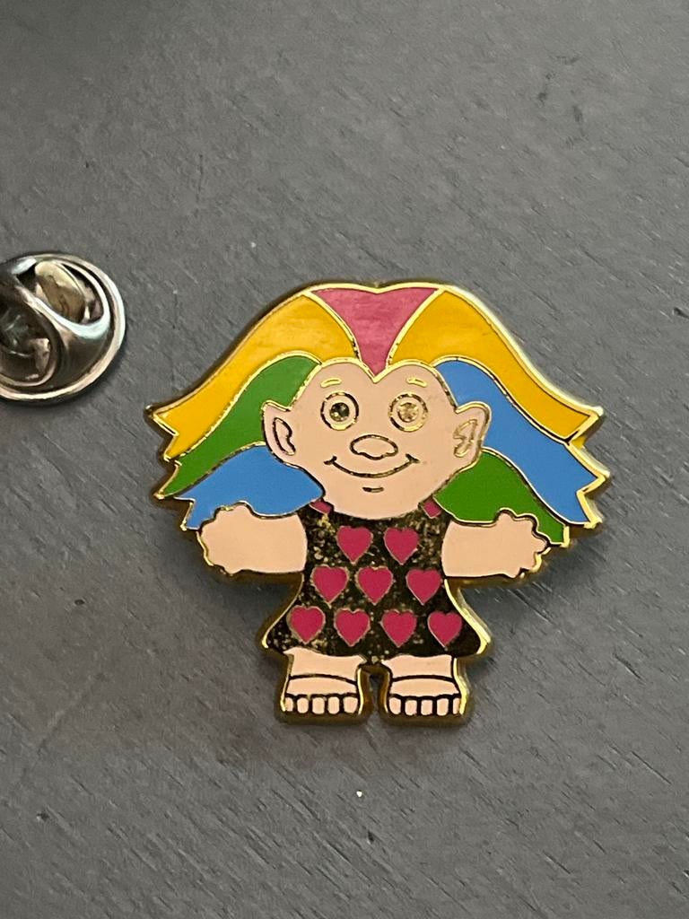 Vintage Troll Doll Pin - Kleurrijk Haar en Hartjesjurk, Figuurtje, Gebruikt, Ophalen of Verzenden, Speldje of Pin