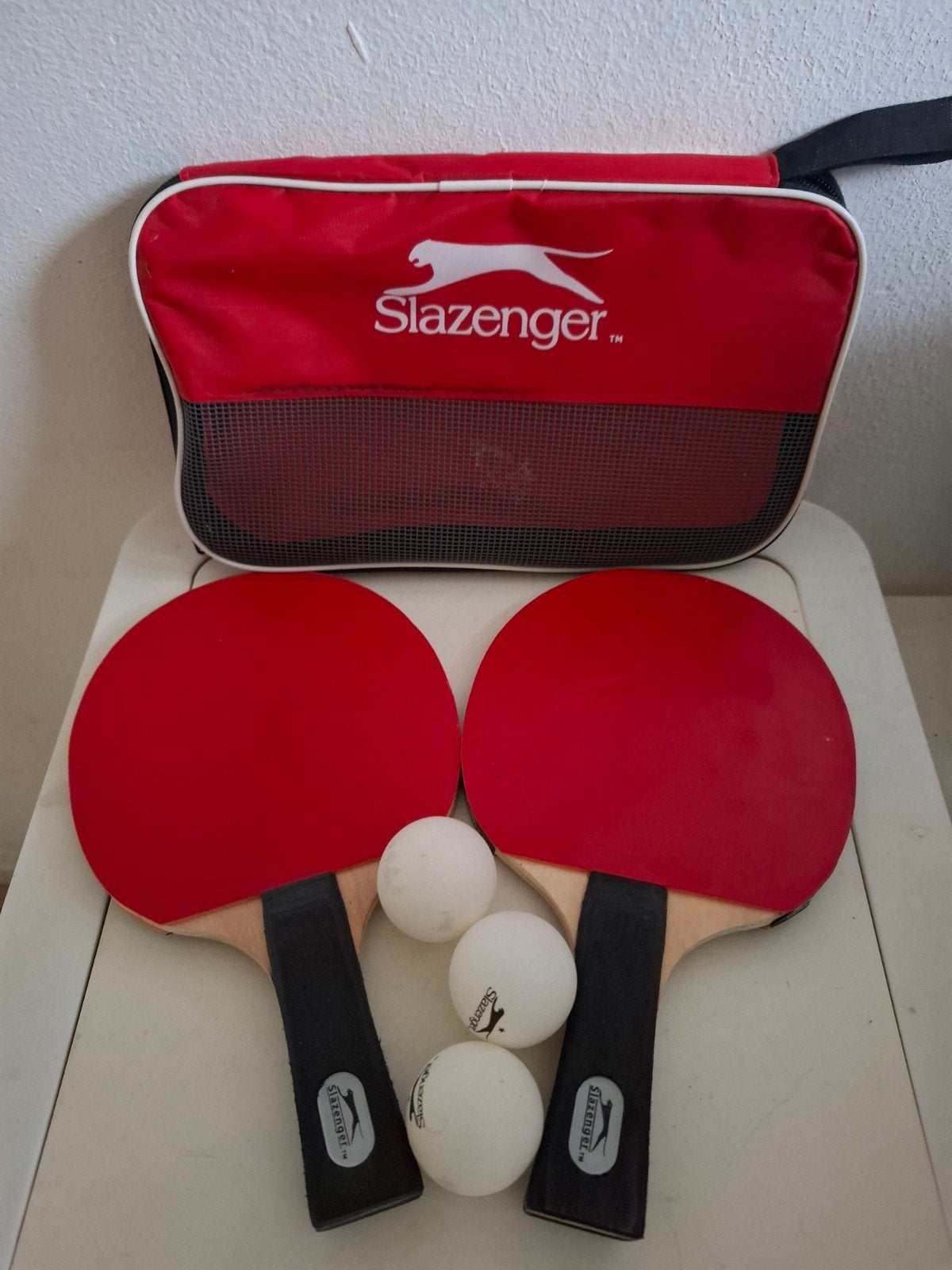 tafel tennis badge en ballen, Sport en Fitness, Ophalen of Verzenden, Zo goed als nieuw