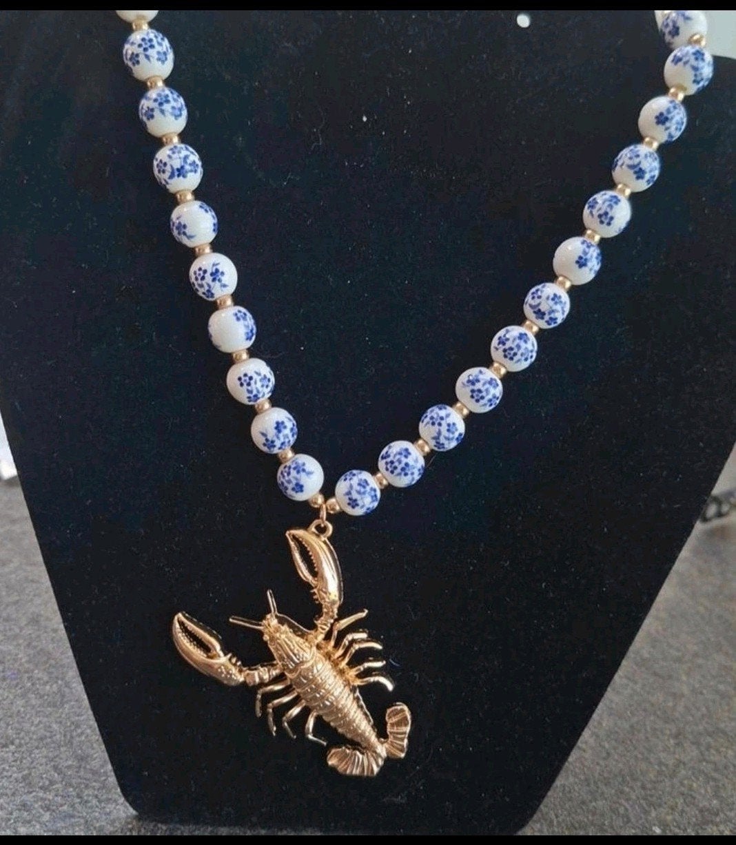 Ketting met kreeft hanger en blauw-witte kralen, Met hanger, Nieuw, Ophalen of Verzenden, Steen of Mineraal