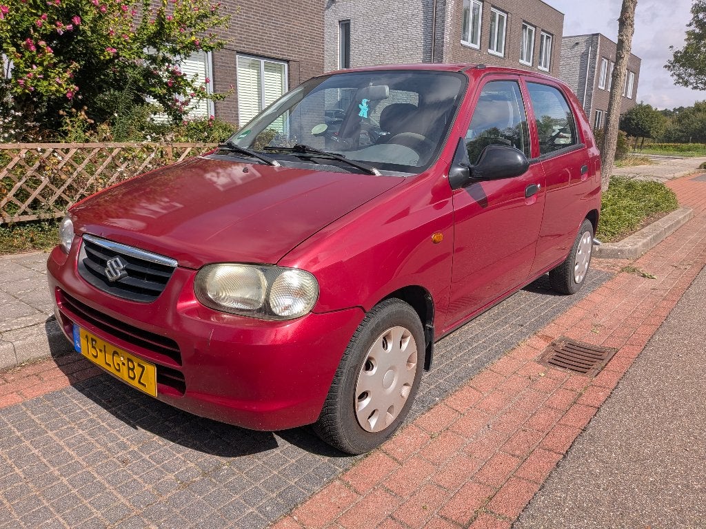 Suzuki Alto 1.1 16V 5d AGS 2002 Rood, Auto's, Suzuki, Voorwielaandrijving, Stof, Elektrische ramen, 750 kg