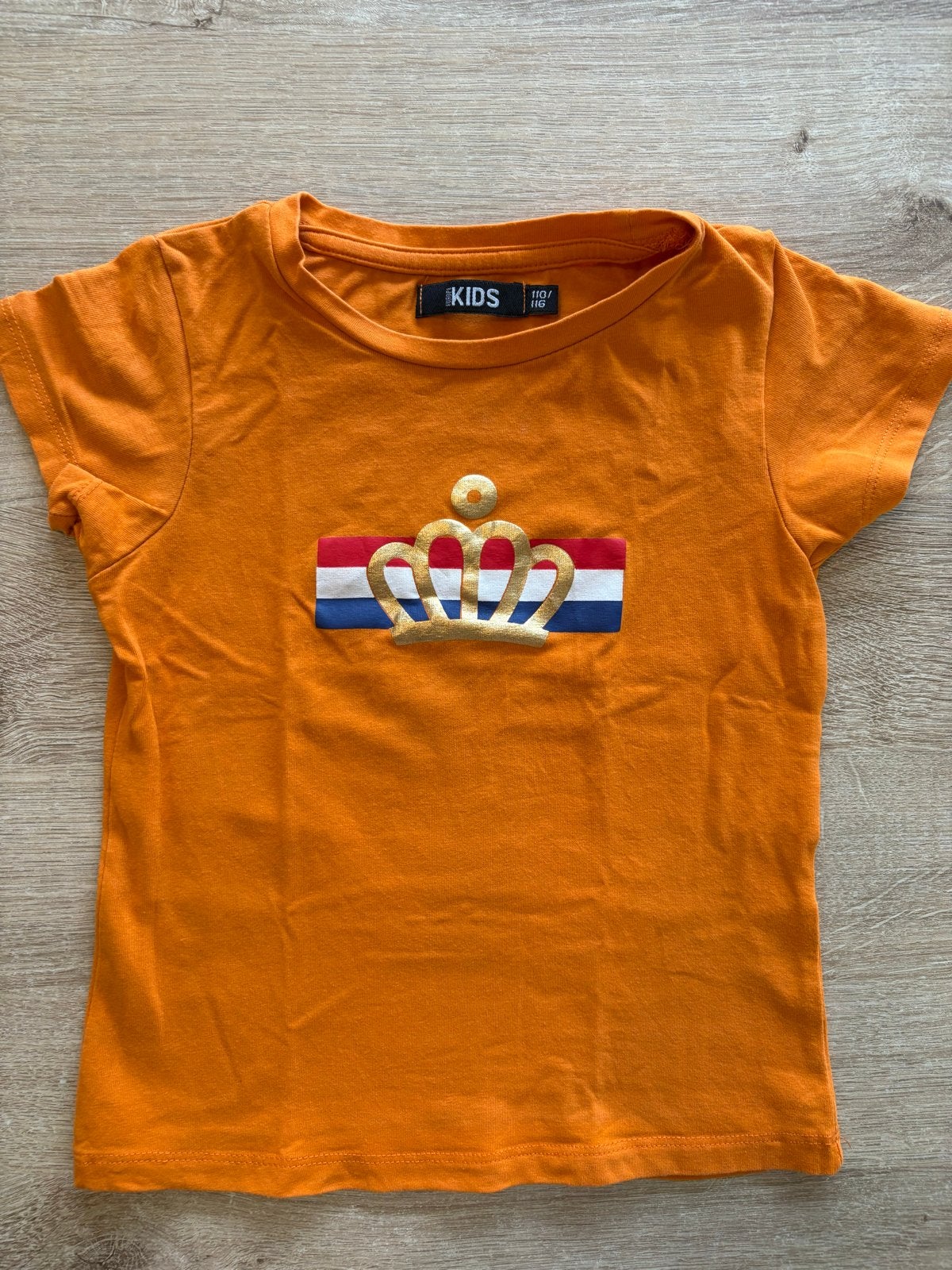 Oranje T-shirt met kroon en Nederlandse vlag (maat 110/116), Ophalen of Verzenden, Zo goed als nieuw, Jongen of Meisje, Shirt of Longsleeve