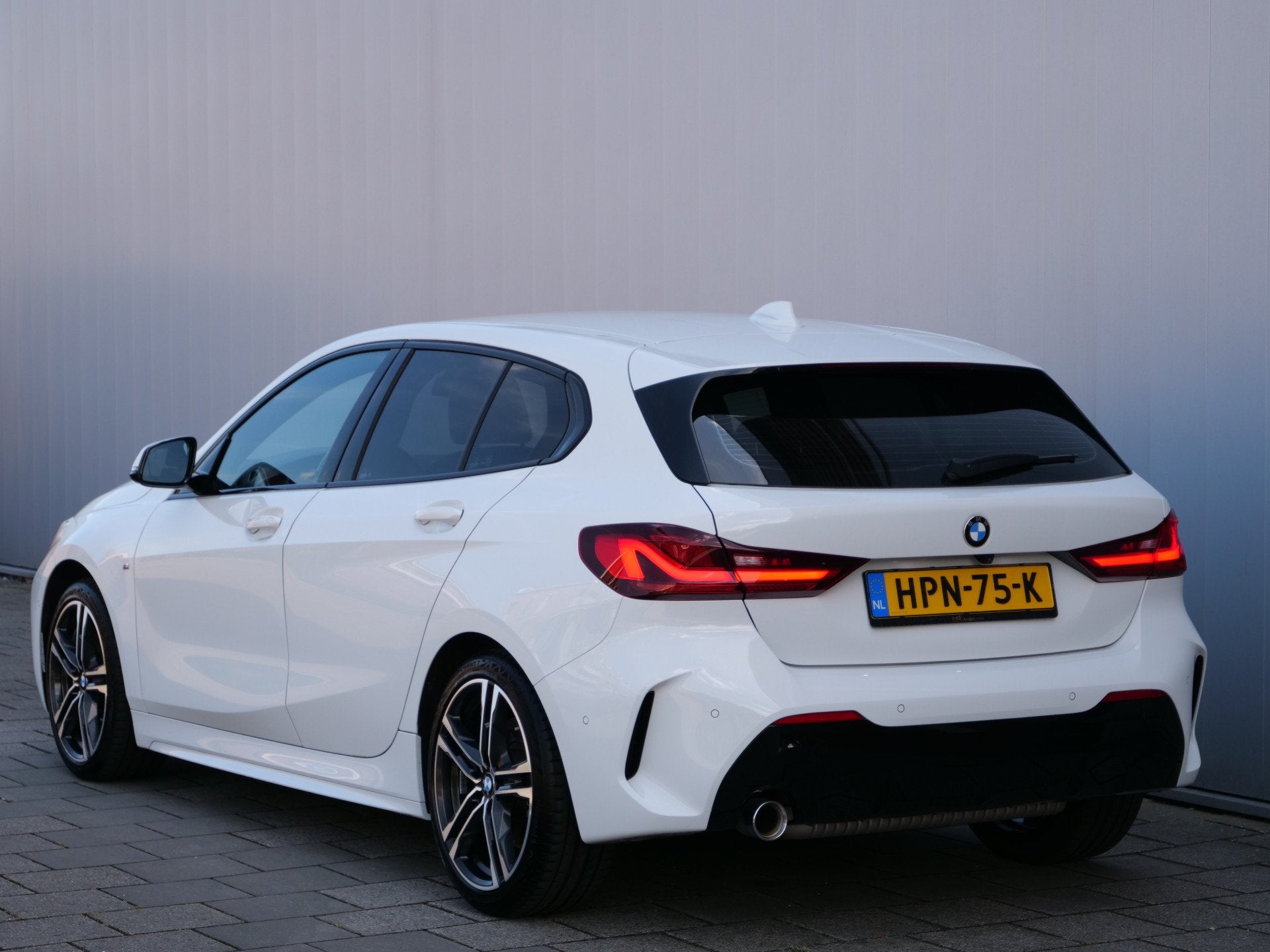 BMW 1-serie 116i M-sport 109Pk Automaat Apple Carplay / Came, Auto's, Gebruikt, Leder en Stof, Wit, Bedrijf
