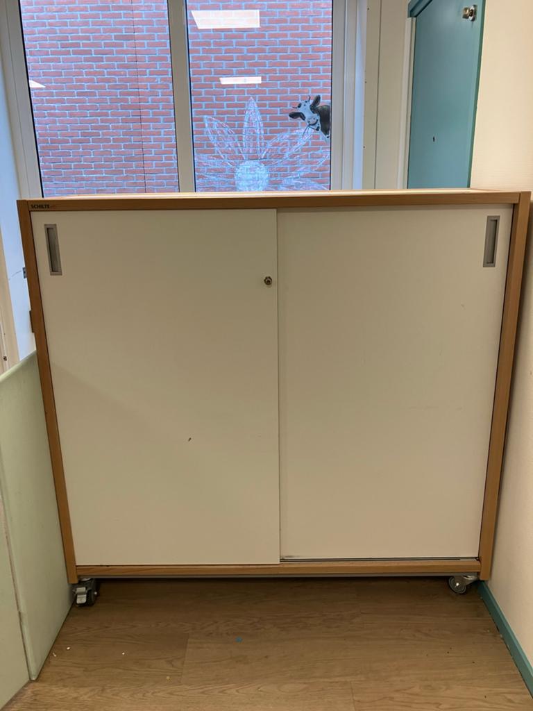Schilte kast met schuifdeuren en slot - school/thuis, Ophalen, Gebruikt