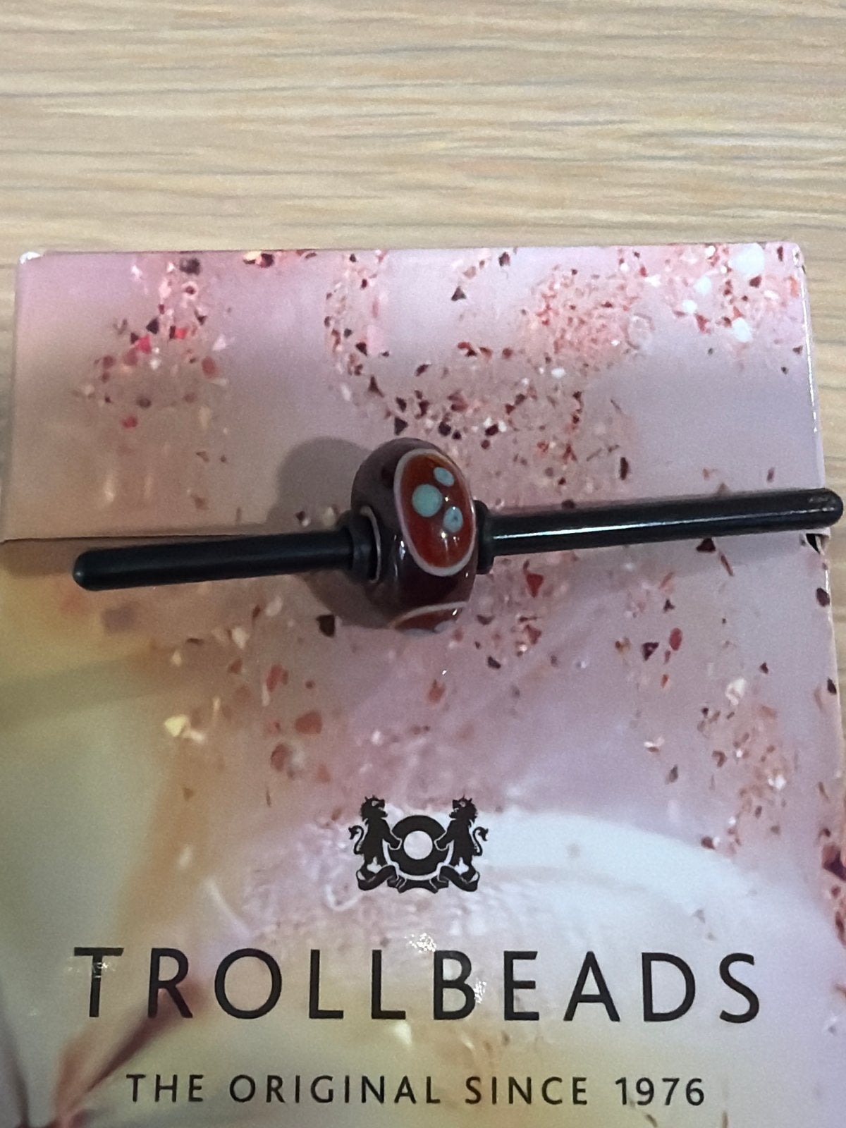 Trollbeads Rode Glas Kraal met Blauwe Stippen, Sieraden, Tassen en Uiterlijk, Bedels, Glas of Kristal, Nieuw, Ophalen of Verzenden