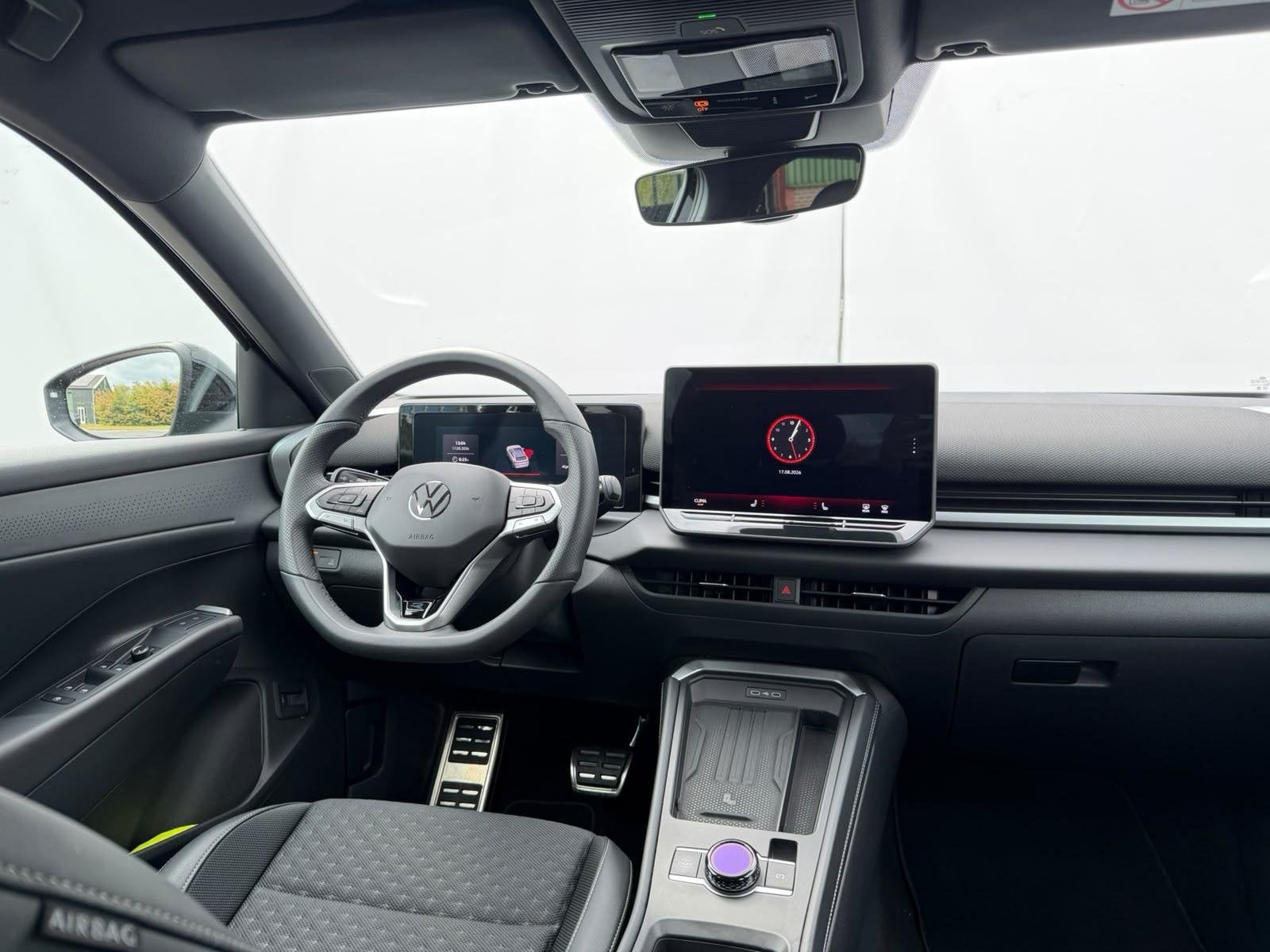 Volkswagen T-Roc 1.5 eTsi R-Line First Edition | IQ Light |, Auto's, 1374 kg, Stof, Euro 6, 4 cilinders