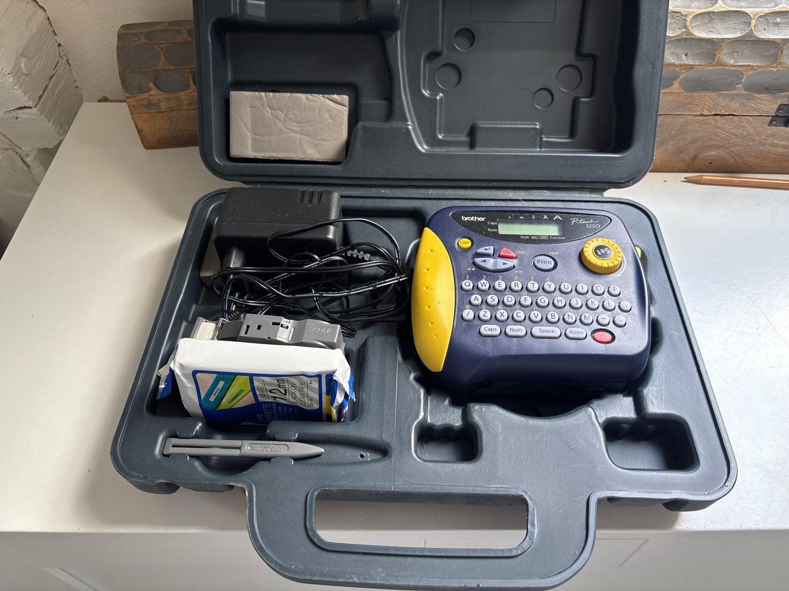 Brother P-touch 1250 labelprinter met koffer en accessoires, Verzenden, Zo goed als nieuw, Qwerty, Tape-label