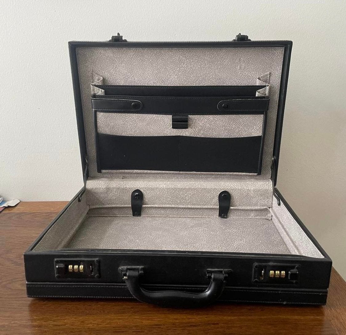 Zwarte koffer, attachékoffer kunstleer 45x33x10 cm, Sieraden, Tassen en Uiterlijk, Koffers, Ophalen, Zo goed als nieuw, Hard kunststof
