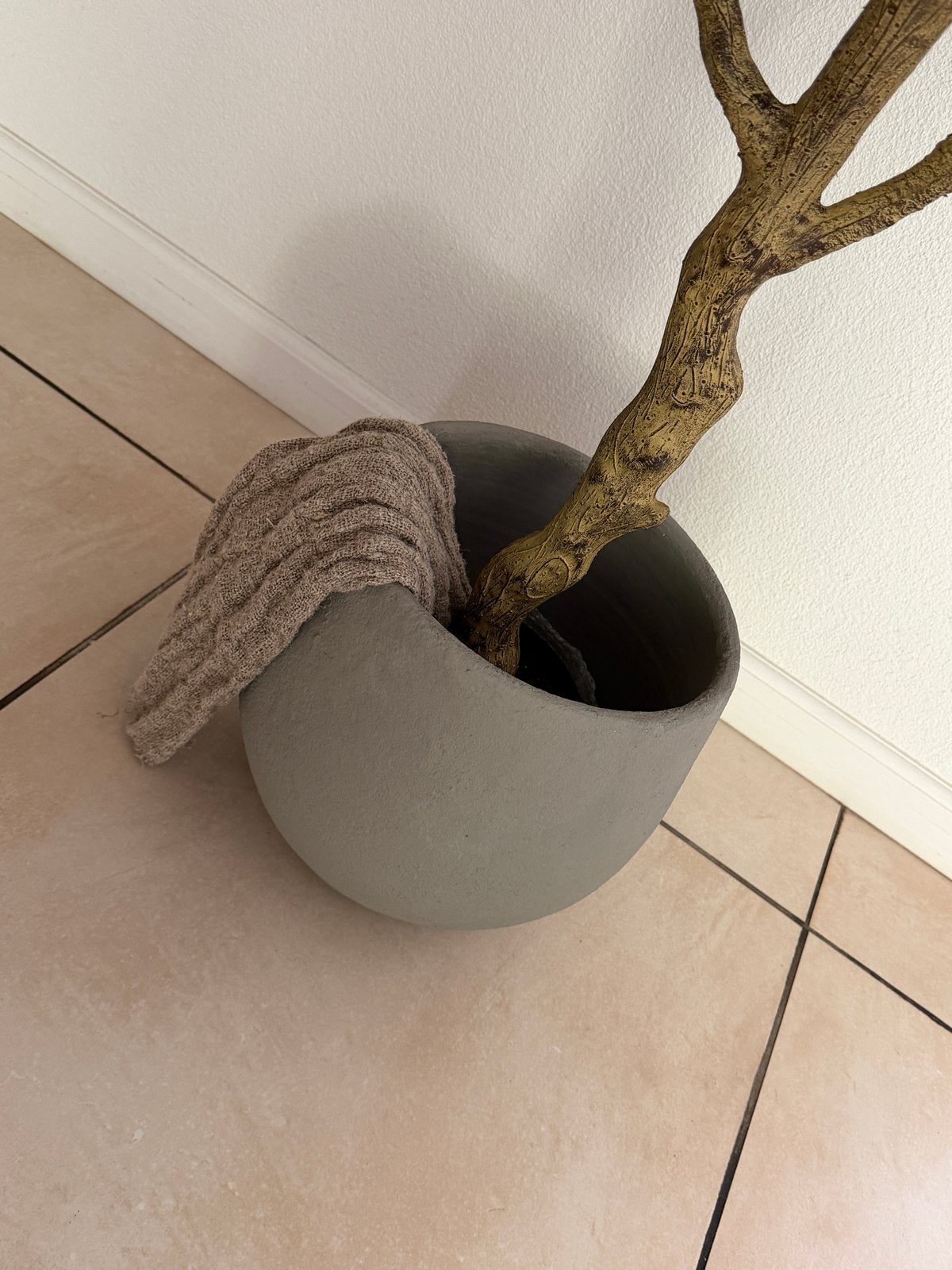 Taupe kleur  ronde pot, 28 cm hoog, 25 cm diameter, Gebruikt, Rond, Binnen, Minder dan 40 cm