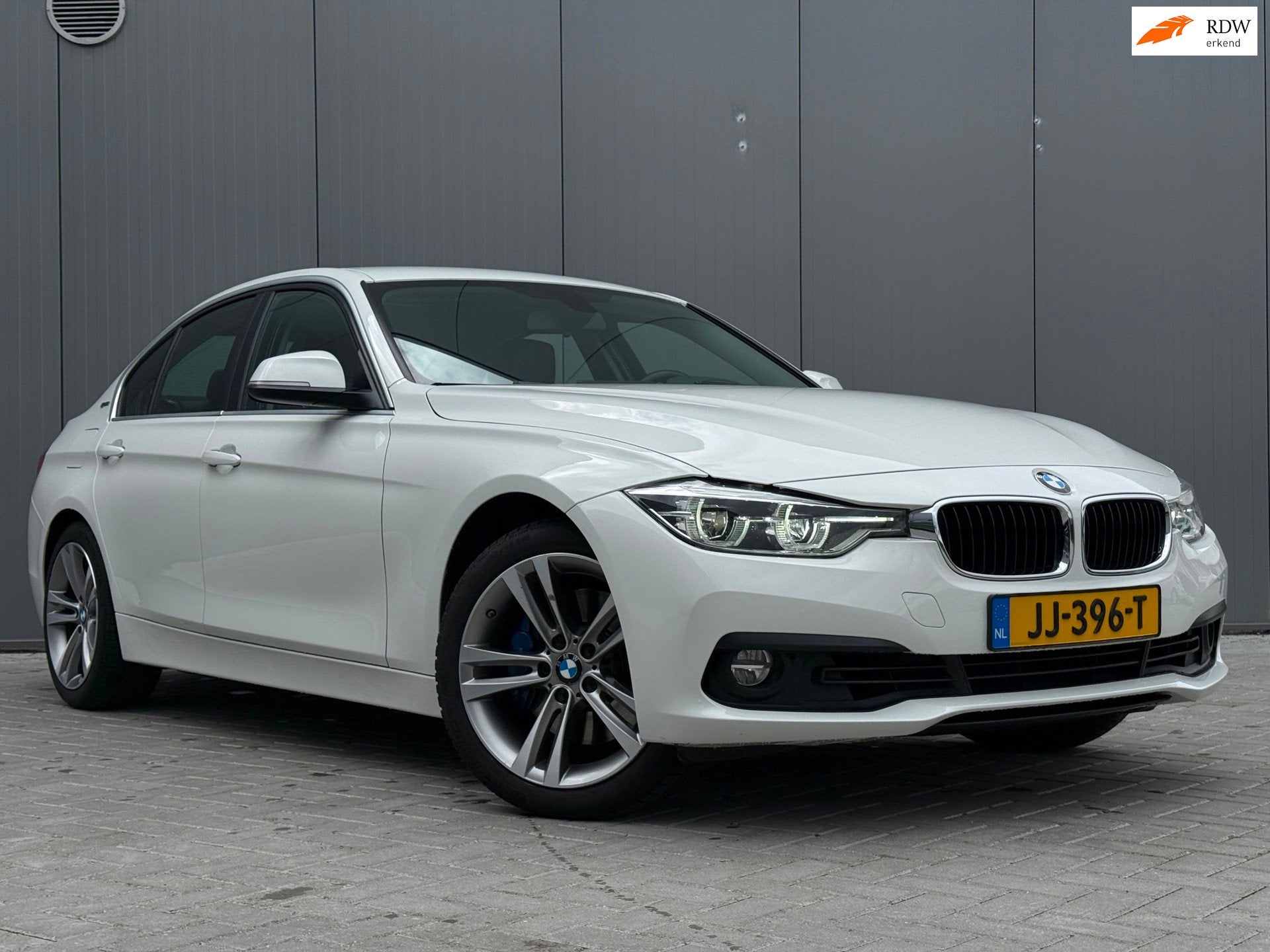 BMW 3-serie 330e Centennial Executive NIEUWE APK Harman Carp, Automaat, 1998 cc, Achterwielaandrijving, Gebruikt