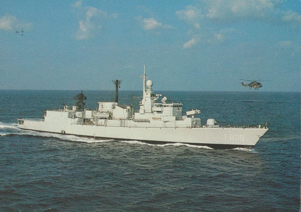 den helder Hr. Ms. van kinsbergen + helicopter oorlogsschip, Ophalen of Verzenden, 1960 tot 1980, Ongelopen, Voertuig
