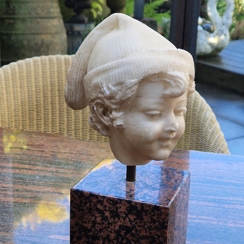 Albasten beeldje op granieten sokkel jongenshoofdje brocante, Ophalen of Verzenden
